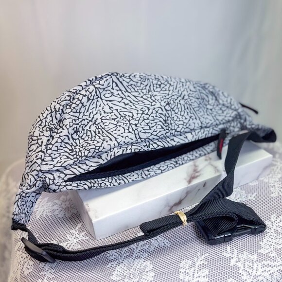 Jordan Air Jordan Crossbody Belt Bag NWT Unisex - Picture 10 of 16